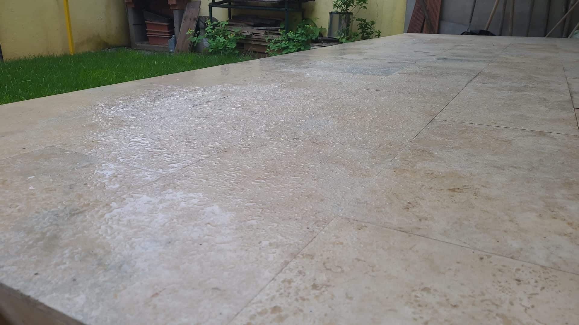 Suprafață de piatră tratată cu impermeabilizant Nanomax, efect hidrofob evident.